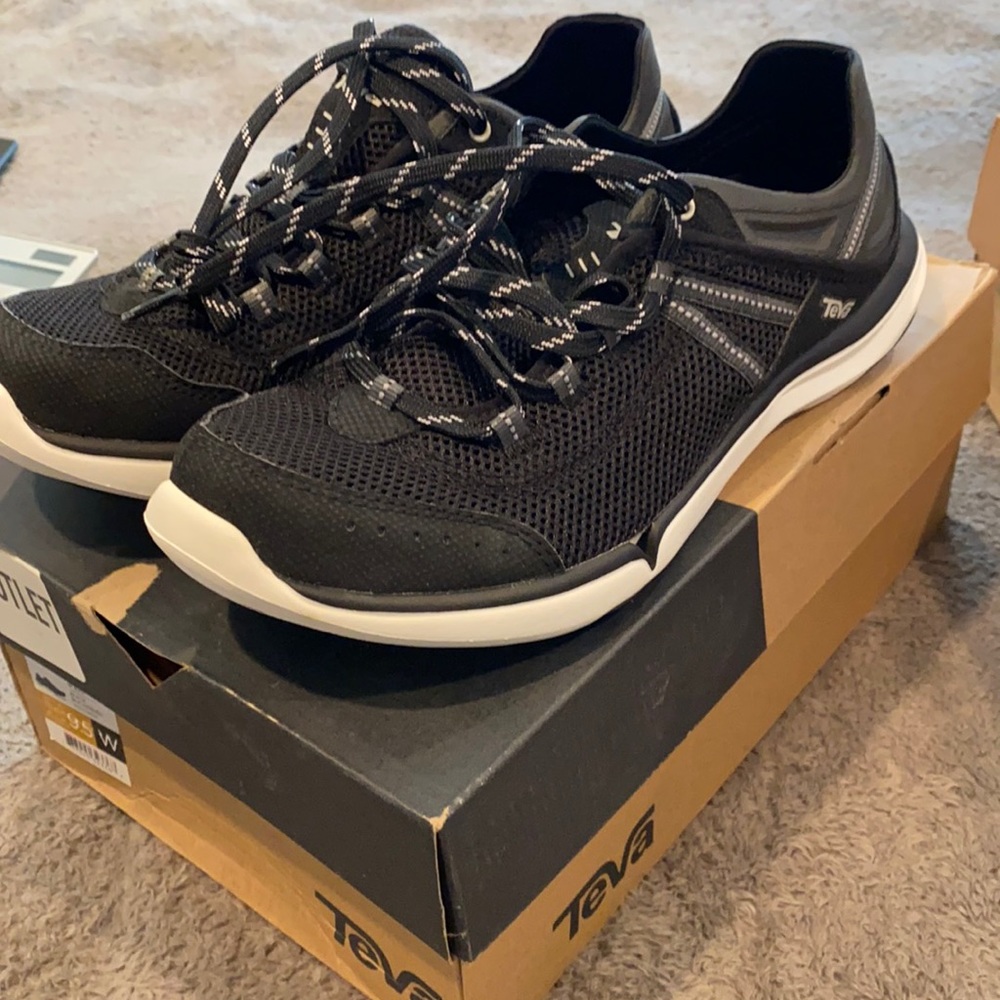 NEW Teva Black Evo Size 9.5 Women’s